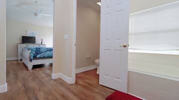 4 kamar tidur, setrika/meja setrika, dan tempat tidur bayi gratis