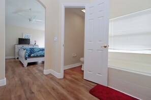 4 kamar tidur, setrika/meja setrika, dan tempat tidur bayi gratis