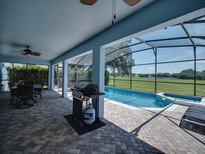 Piscina externa, espreguiçadeiras