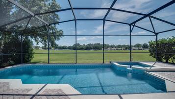 Kolam renang outdoor, dengan kursi berjemur