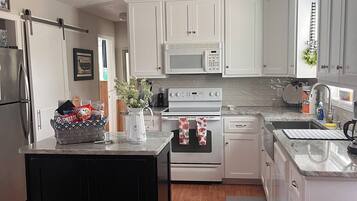 Een koelkast, een magnetron, een oven, een kookplaat