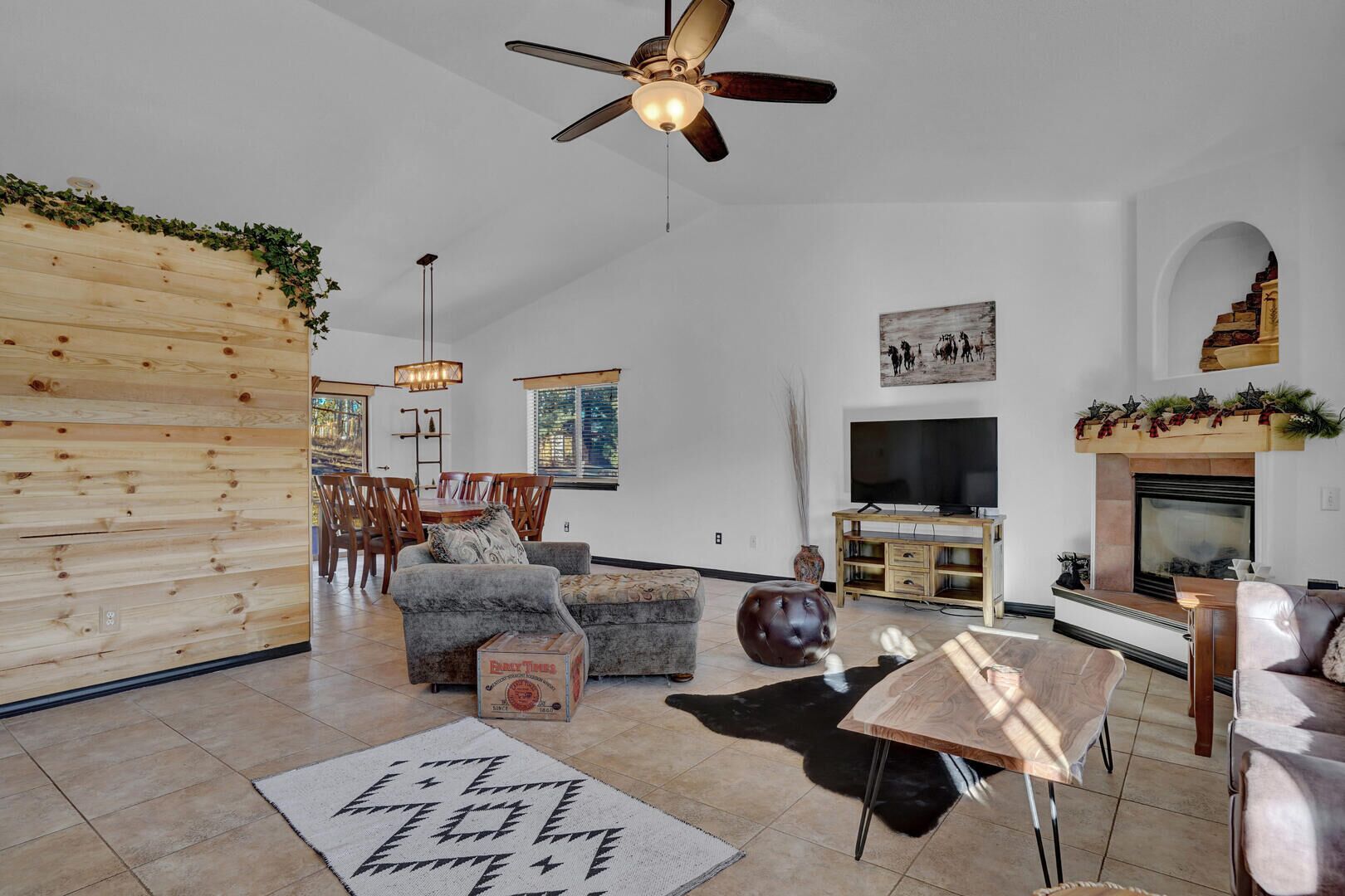 Een smart-tv, een open haard en tafelvoetbal