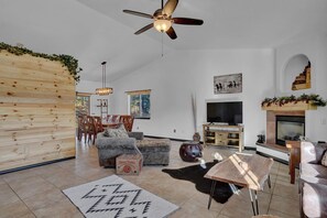 Een smart-tv, een open haard en tafelvoetbal