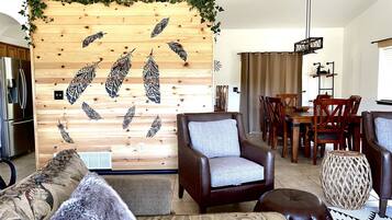 Smart TV, chimenea, futbolito