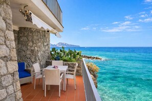 Outdoor dining - Enchanting panoramic Suite a few steps from the sea in the Sorrento Peninsula (Massa Lubrense)