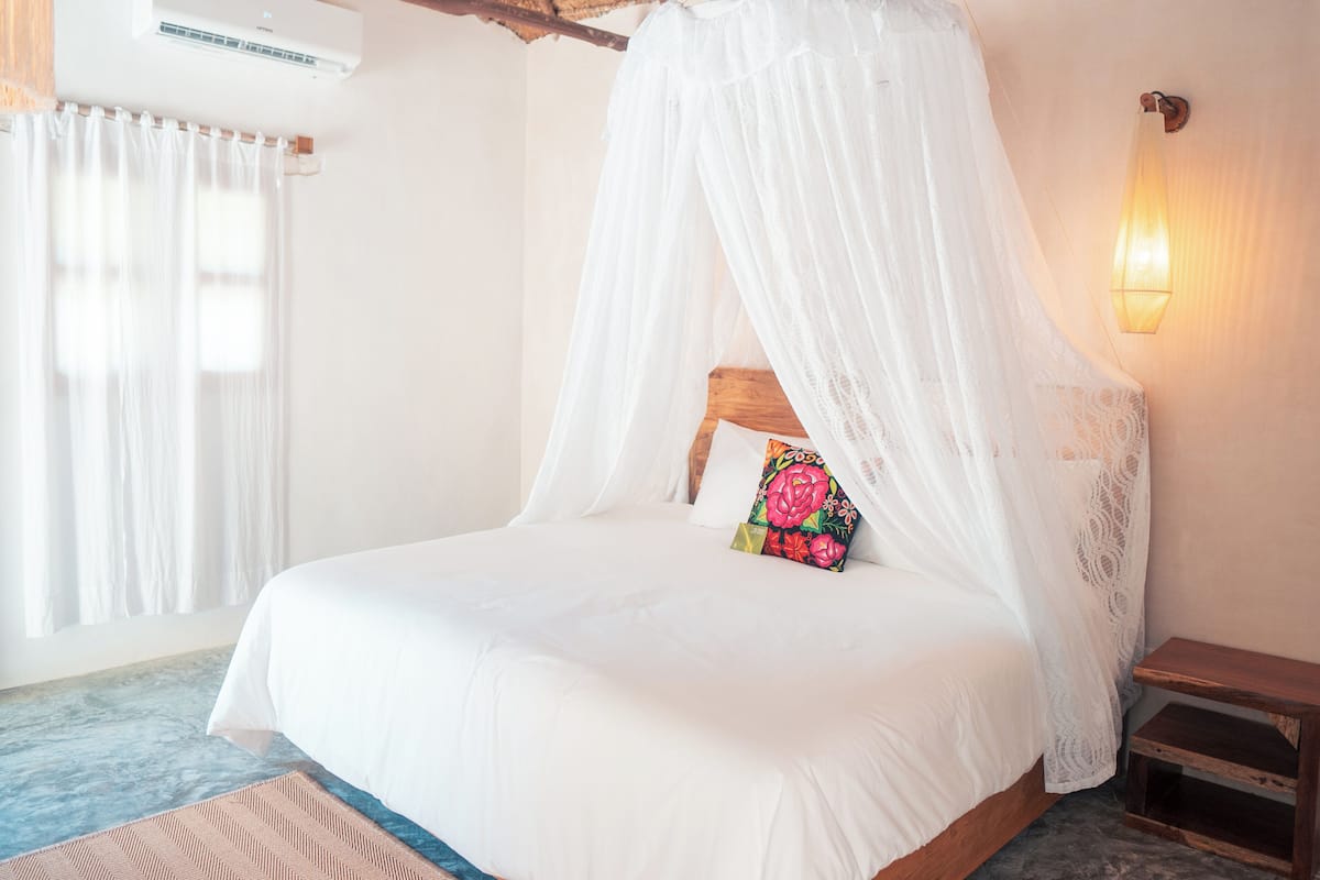 Senior Cabin | Premium bedding, down duvets, iron/ironing board, bed sheets