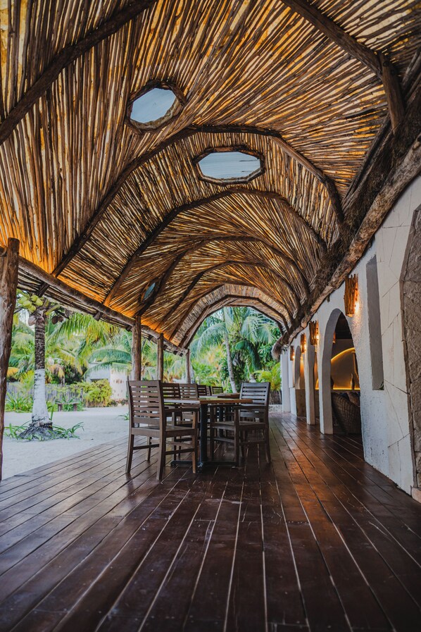 Vistas para a praia, serve almoço e brunch aos fins de semana 