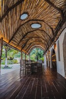 海滩景观，供应午餐和早午餐