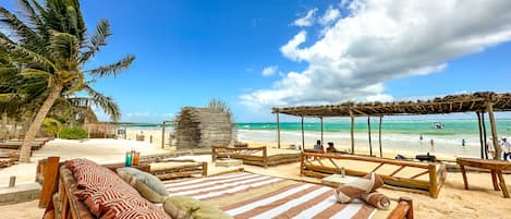 Am Strand, weißer Sandstrand, Cabañas (gegen Gebühr), Liegestühle