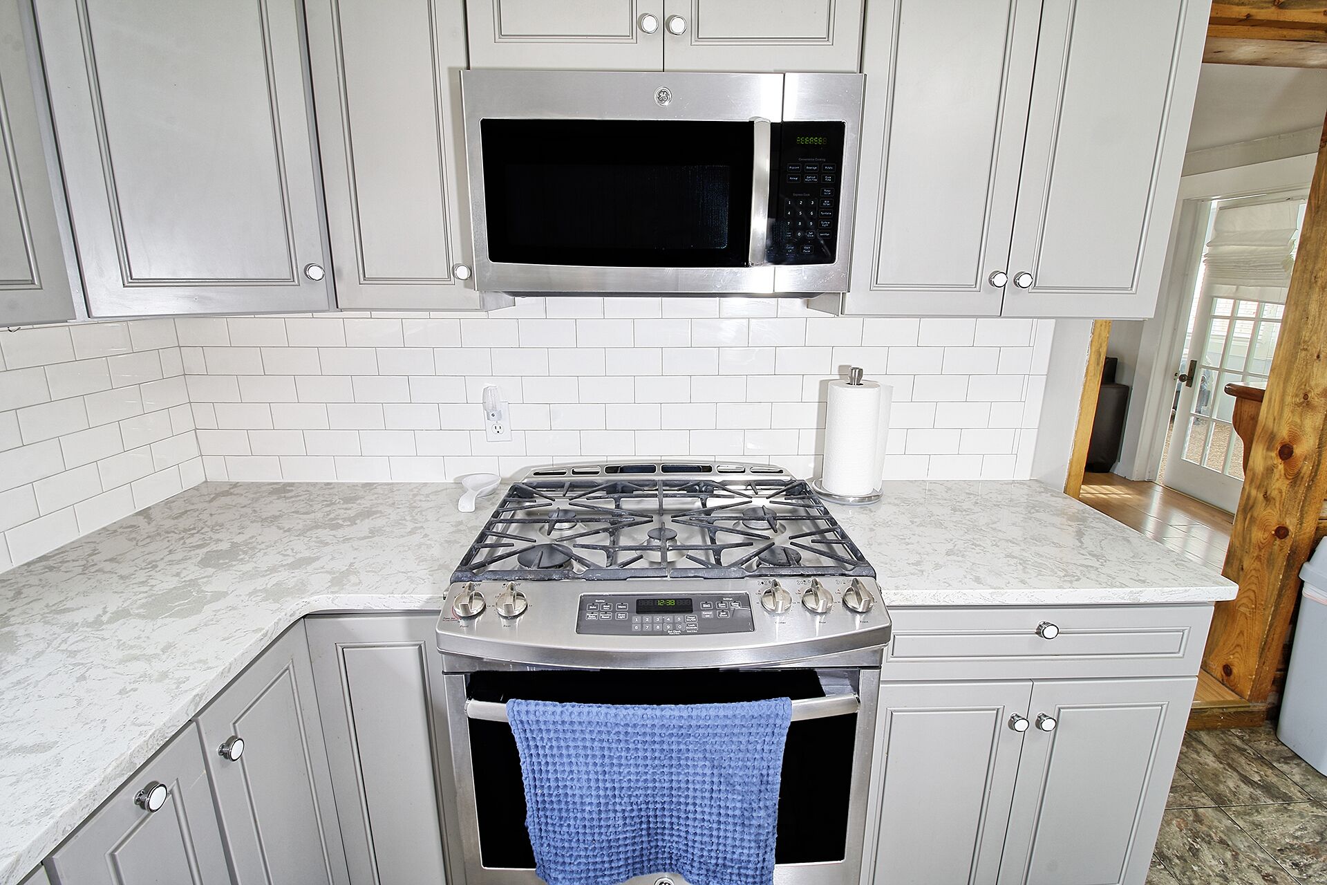 Refrigerador, microondas, horno y parrilla de estufa 