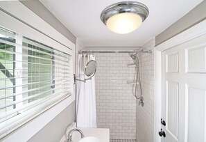 Douche, séchoir à cheveux, serviettes fournies, savon