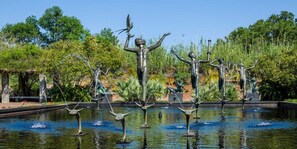 Una fuente con múltiples estatuas en un jardín.