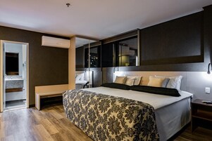 Minibar, caja de seguridad en la habitación y escritorio