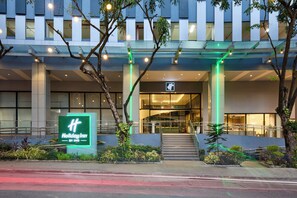 A modern building with a sign for Holiday Inn Express. - Holiday Inn Cebu City by IHG (Cebu City)