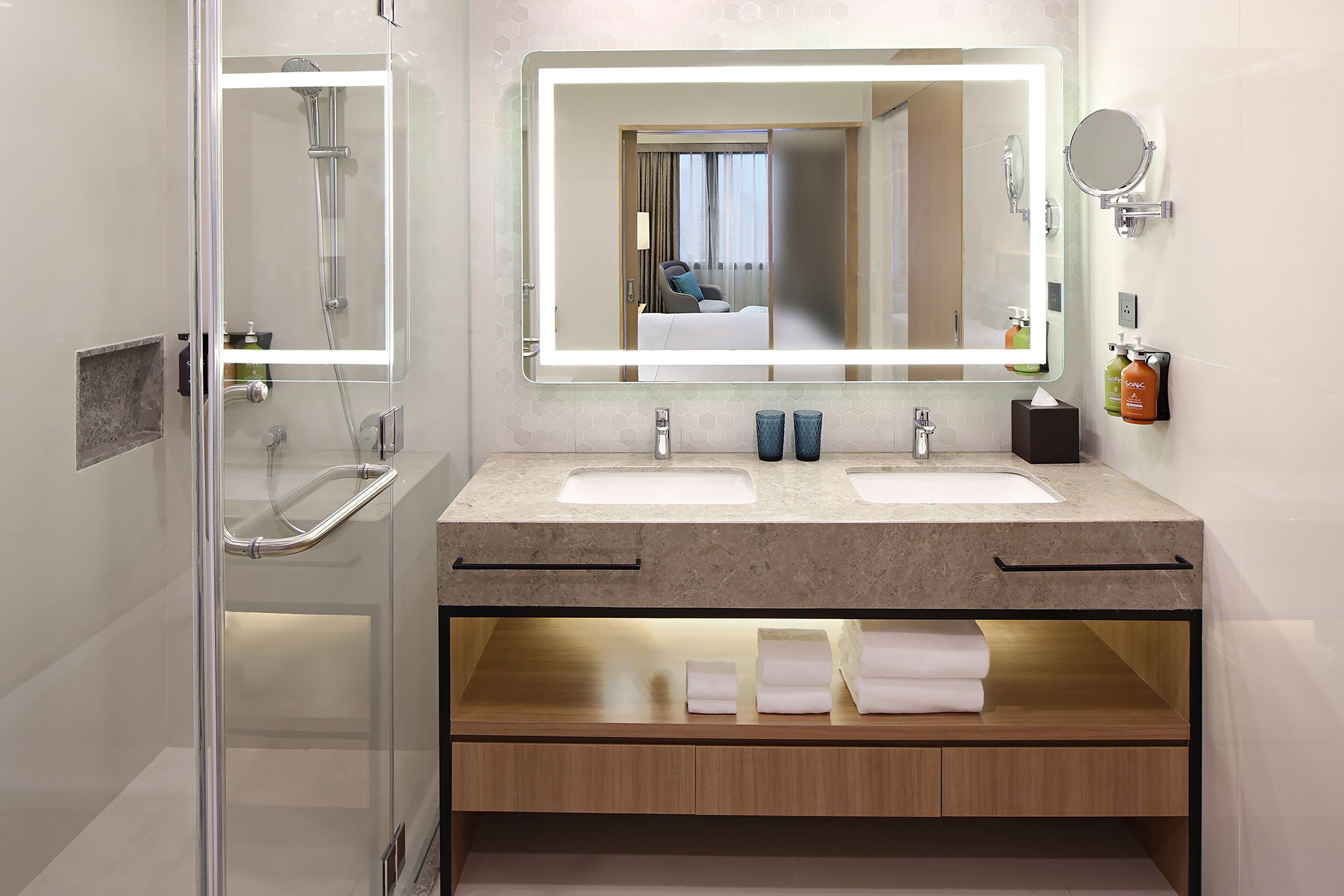 suite, 1 bedroom | bathroom | eco-friendly toiletries, hair dryer, slippers, bidet