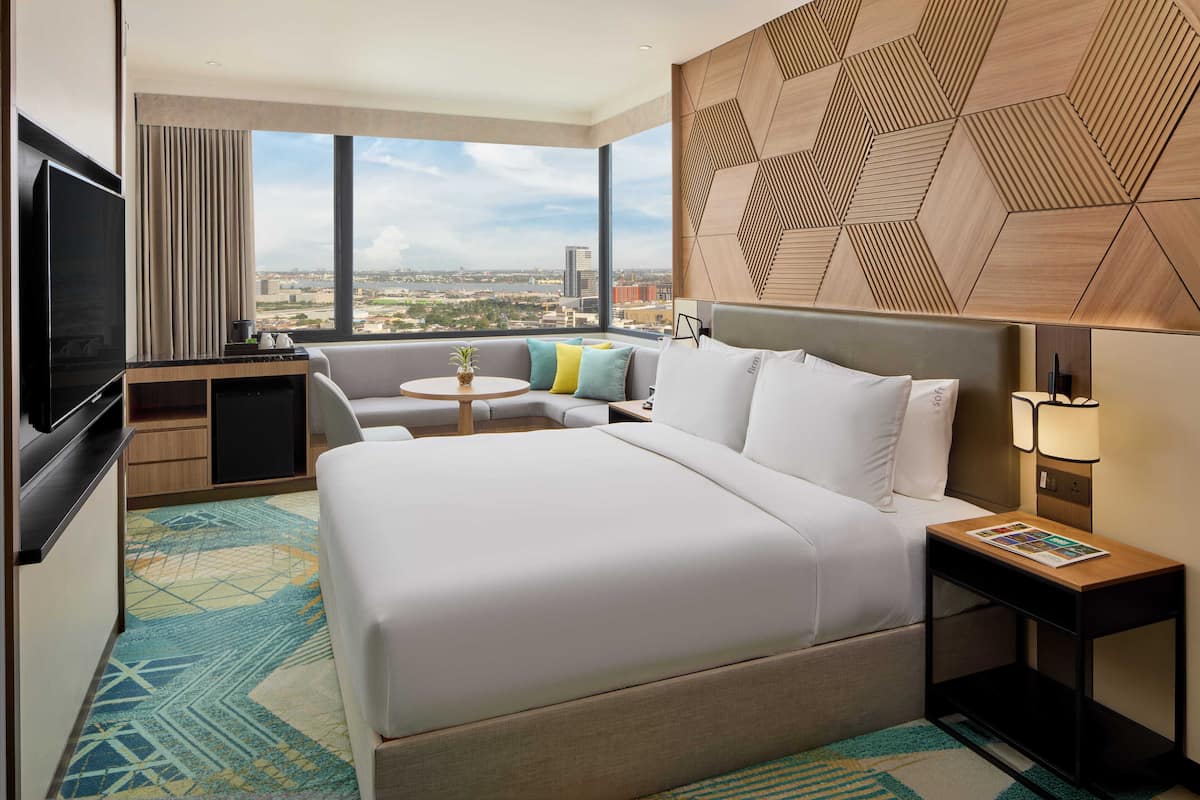 Minibar, coffres-forts dans les chambres, bureau