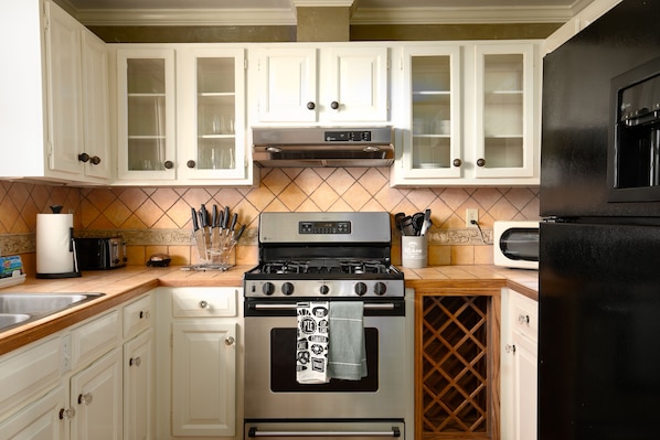 ثلاجة، ميكروويف، فرن، موقد طهي مسطح