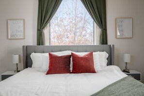 2 bedrooms, iron/ironing board, WiFi, bed sheets - Mid-Century Modern Townhouse with High Views (Birmingham)