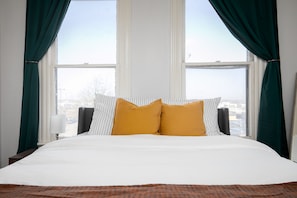 2 عدّة غرف نوم ومكواة/لوح كي وواي فاي وملاءات أسرّة