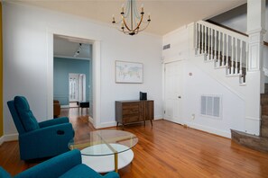 TV - Mid-Century Modern Townhouse with High Views (Birmingham)