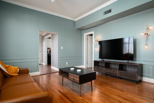 TV - Mid-Century Modern Townhouse with High Views (Birmingham)