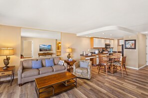 公寓客房, 多張床, 海景 (#535 - No Pets) | 起居區 | 電視