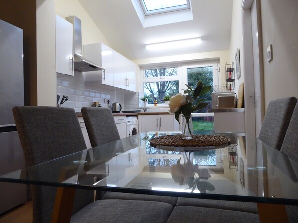 Fridge, microwave, oven, electric kettle - Modern 6-Bed-Groups-Contractors Parking Vans-Cars (Birmingham)