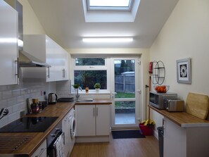 Jääkaappi, mikroaaltouuni, uuni, vedenkeitin