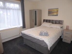 6 Schlafzimmer, Bügeleisen/Bügelbrett, kostenloses WLAN, Bettwäsche