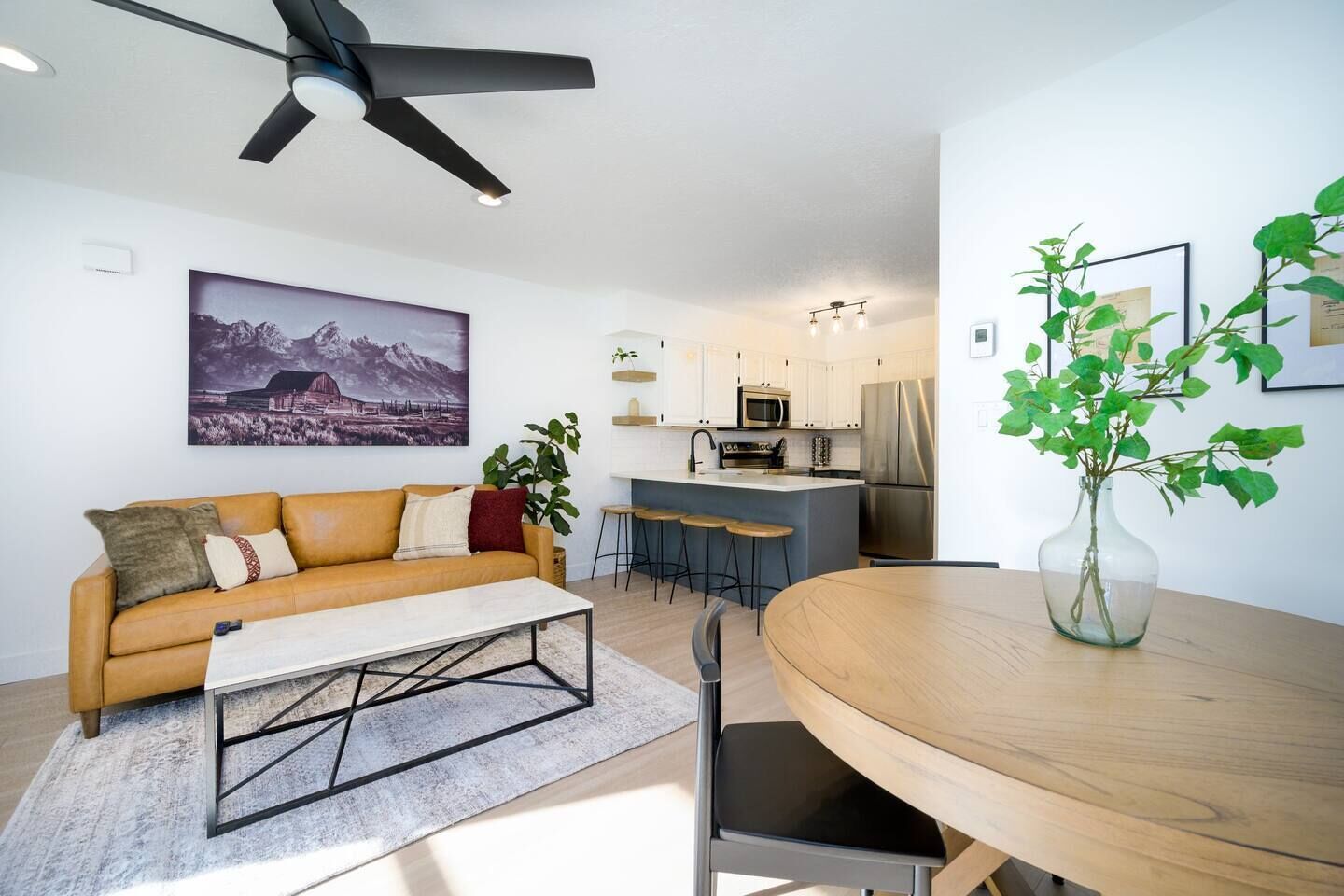 Smart TV, chimenea, futbolito y tenis de mesa 