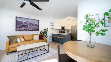 Smart TV, chimenea, futbolito y tenis de mesa