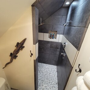 Shower, hair dryer, towels, soap - Salmon Riviera (Riggins)