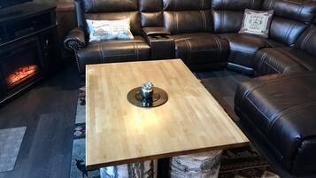 TV connectée, cheminée, lecteur de DVD, livres