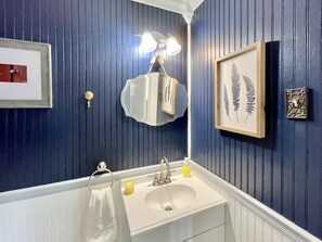Combined shower/bathtub, hair dryer, towels, soap
