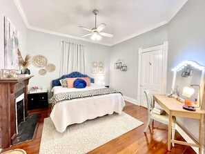 4 bedrooms, iron/ironing board, WiFi, bed sheets