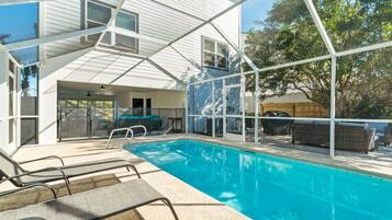 Een verwarmd zwembad