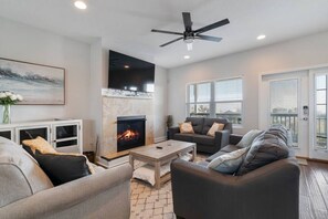 智能電視、書籍、 辦公室