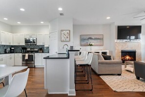 雪櫃、微波爐、焗爐、爐具