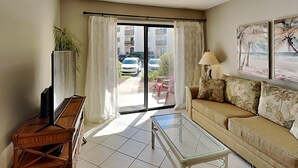Condo, 2 Queen Beds, Beach View (#5116 - No Pets) | Living area