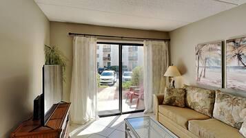 LÀgenhet - 2 queensize-sÀngar - utsikt mot stranden (#5116 - No Pets) | Vardagsrum | Tv