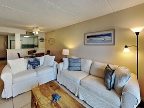 Apartment, Mehrere Betten, Gartenblick (#3107 - No Pets) | Wohnbereich