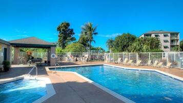 Condo (2 Bedrooms) | Property amenity