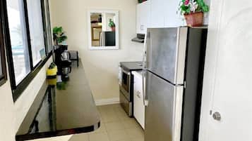 Frigorifero, microonde, forno, piano cottura