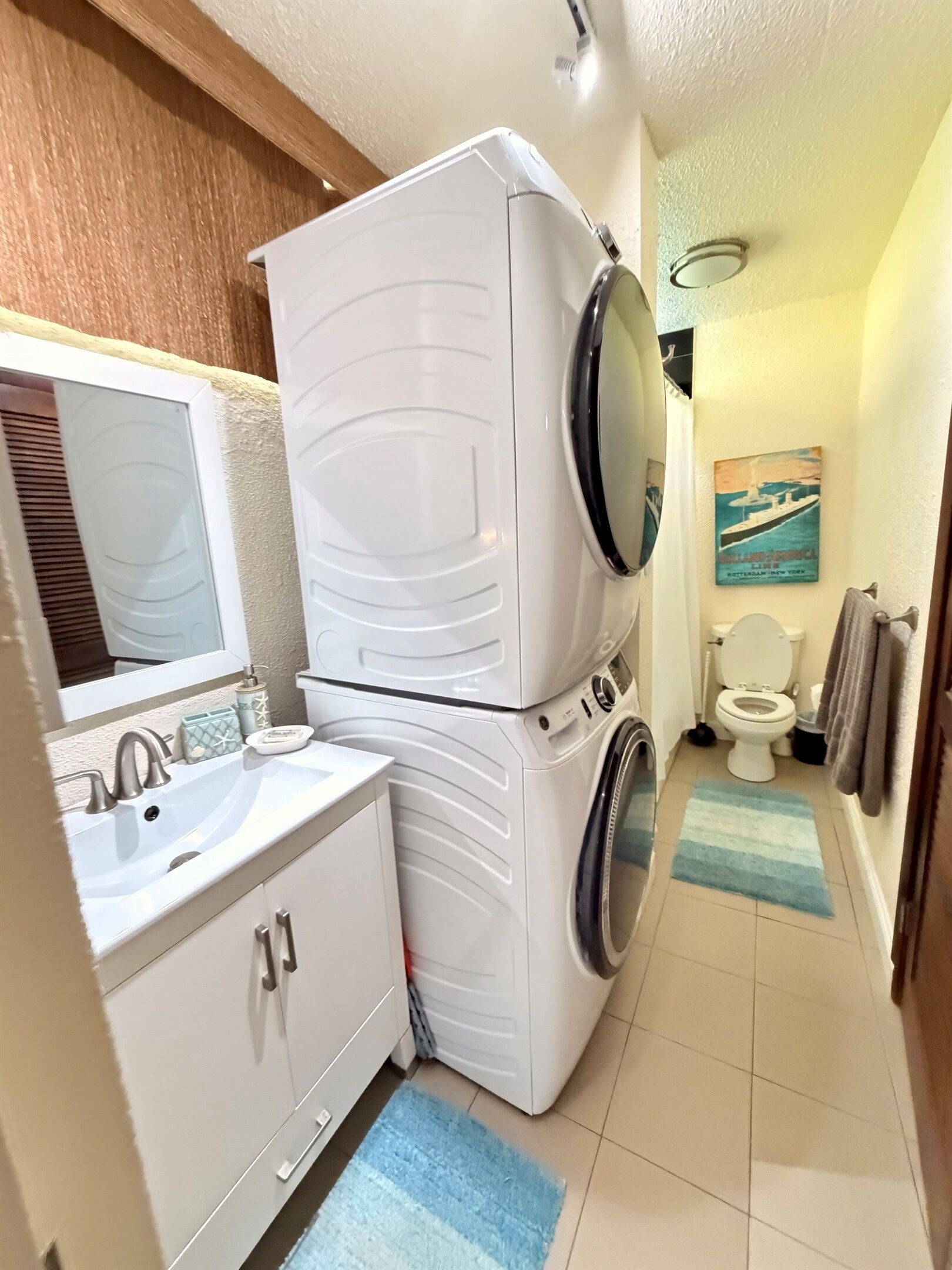 Combined shower/bathtub, hair dryer, towels