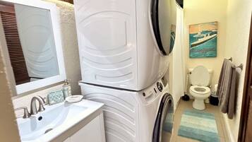 Combined shower/bathtub, hair dryer, towels