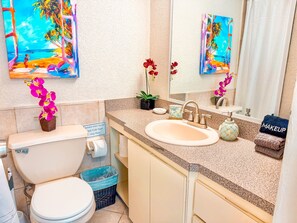 Combined shower/bathtub, hair dryer, towels