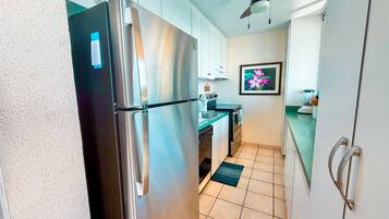 Een koelkast, een microgolfoven, een oven, een kookplaat