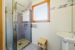 Shower, hair dryer, toilet paper