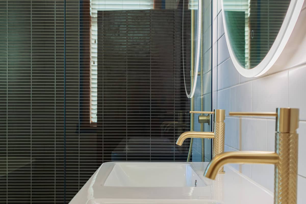 executive room | bathroom | free toiletries, hair dryer, heated floors, towels