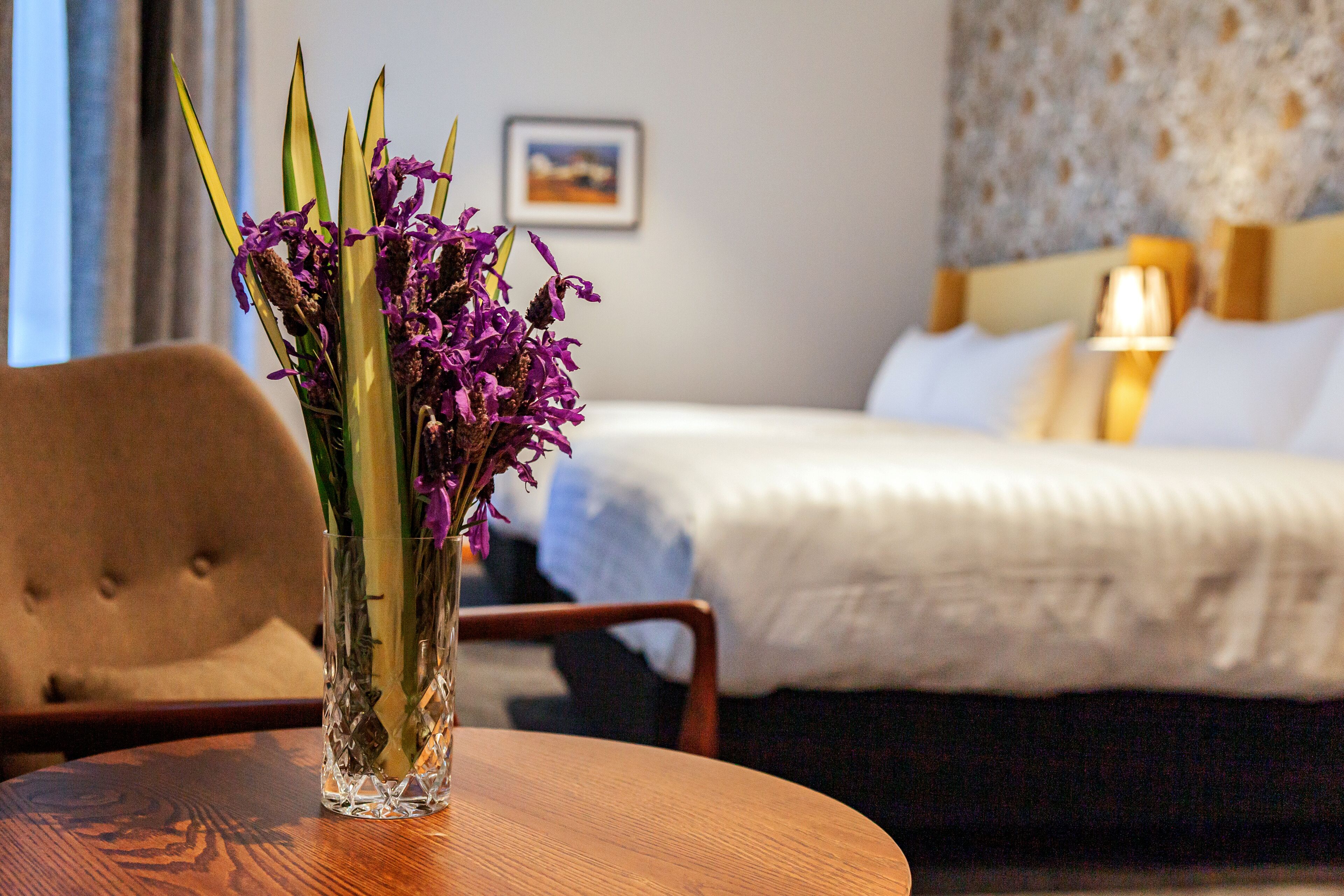 Caja de seguridad en la habitación y tabla de planchar con plancha 